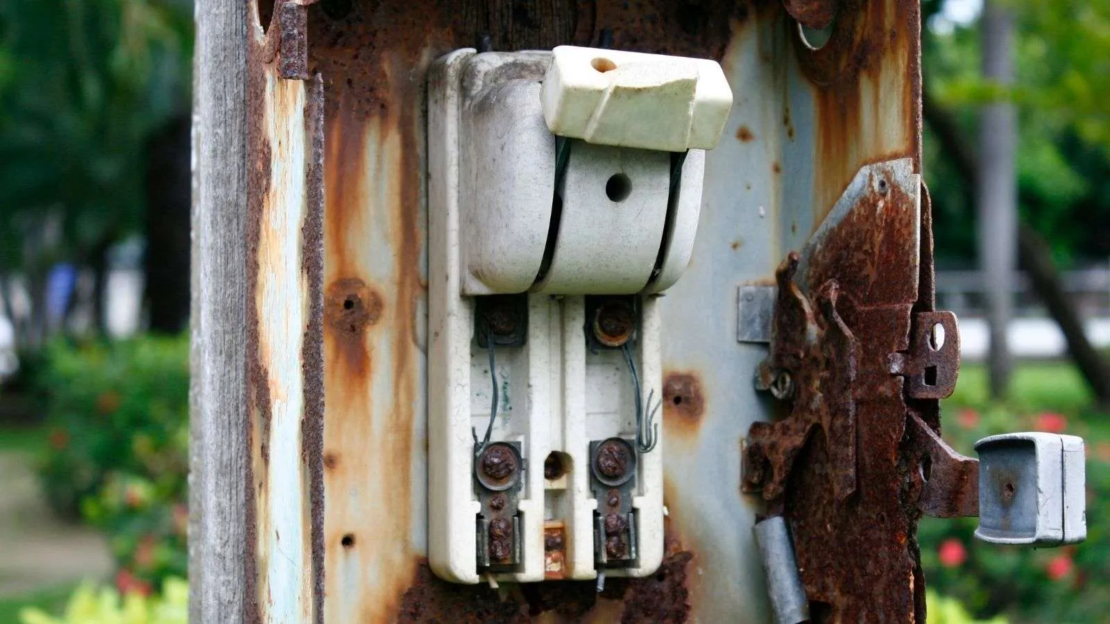 Rust on a circuit breaker - bighomeprojects.com