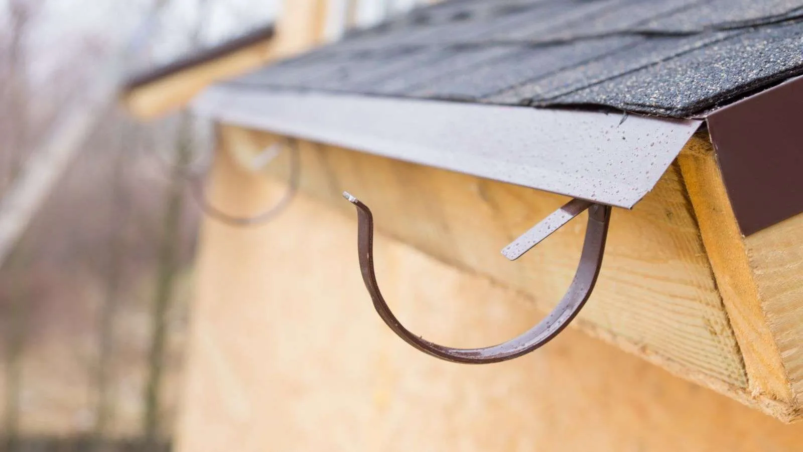 Easy steps to properly install gutter brackets and avoid issues - bighomeprojects.com