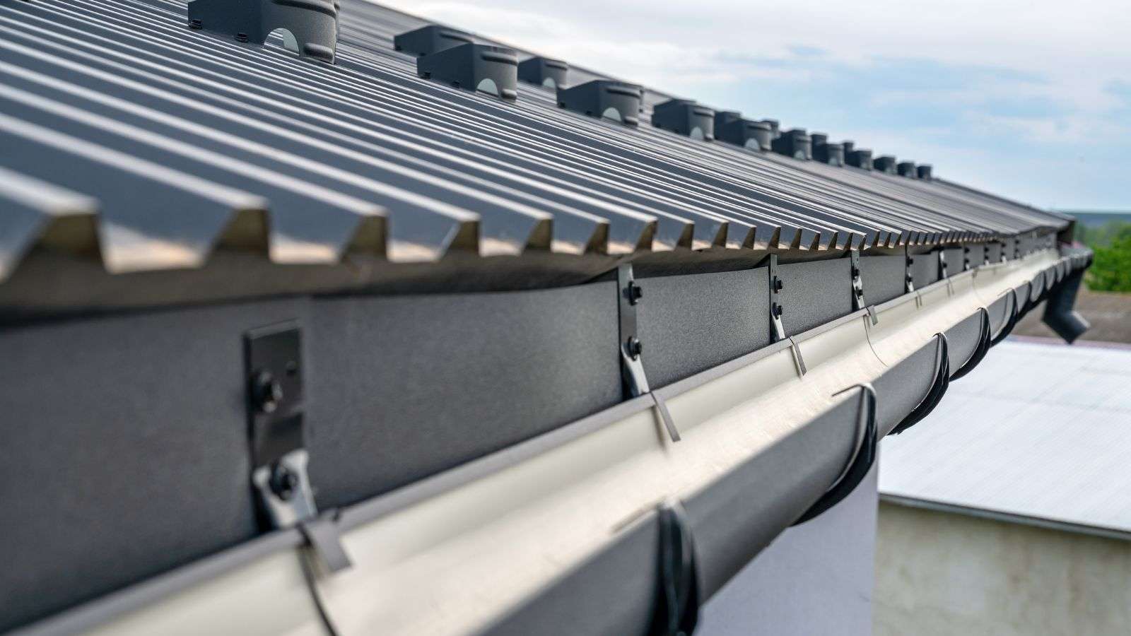 Vital tips for prolonging the life of your gutter brackets - bighomeprojects.com