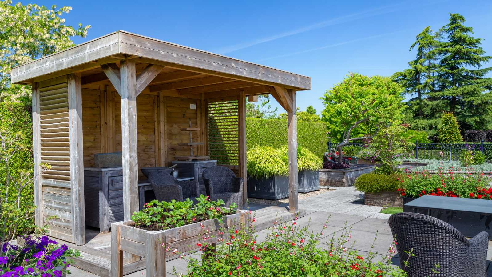 does greenery on terrace roofs extend or shorten its lifespan - bighomeprojects.com